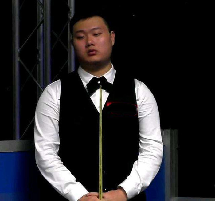 在防守端成 在防守端成